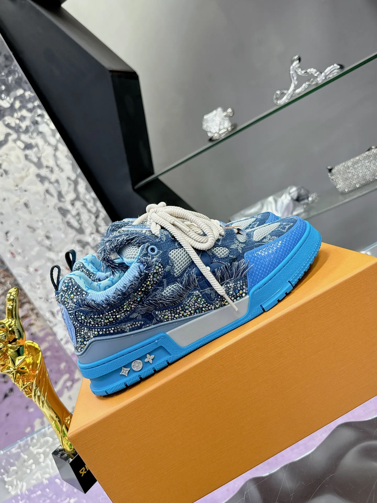 Men's shoes 💰900❤️❤️❤️ 𝙇𝙑 Bread shoes have added new colors 💓 Craftsmanship series 𝟐𝟎𝟐5/𝐒𝐒 𝐧𝐞𝐰 Louis Vuitton catwalk skate shoes are popular, LOUIS VUITTON Trainer is undoubtedly one of the most successful Sneakers launched by luxury brands, but the pace of exploration will not stop. LOUISVUITTON will also bring a new series of skateboard shoes in the spring of 2025. The new series in the picture returns to the 90s Chunky Skate Shoes look and feel. The uppers are made of leather and mesh. The fat silhouette and thick shoelaces are very eye-catching. It is expected to have quite a few colors like the Trainer. Judging from the previous DIOR show skate shoes, this chunky style may be even stronger next year. 💎 Size: Female 35-40 Male 39-46